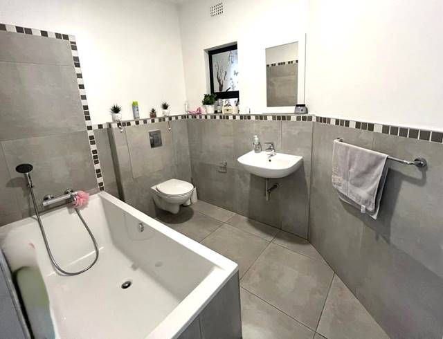 2 BEDROOM APARTMENT FOR SALE IN UMHLANGA RIDGE